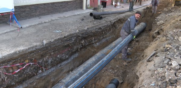 Xətai rayonunda su xəttində baş verən qəza nə vaxt aradan qaldırılacaq? - VİDEO