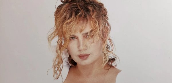 Sezen özündən 31 yaş kiçik baytarla sevgilidir