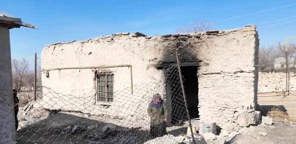 "Quru torpağın üstündə yatırlar" - Ana və oğlu niyə acınacaqlı vəziyyətdə qalıblar? - VİDEO