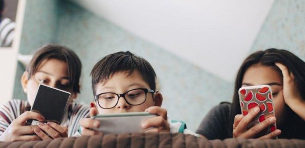 Telefon və planşet uşaqları necə dəyişir? - Valideynlərə XƏBƏRDARLIQ