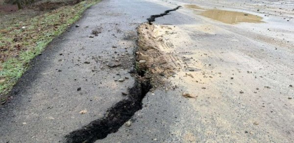 7 kəndi birləşdirən yolda sürüşmə