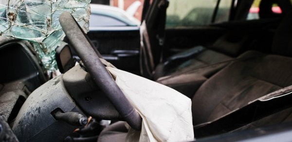 Maşın ağaca çırpıldı - 24 yaşlı kişi öldü