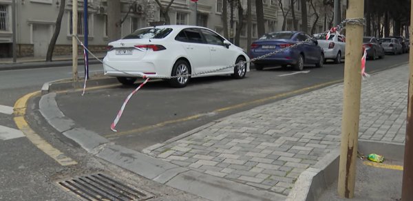 Bakıda avtomobil dayanacağı qanunsuz şəkildə BAĞLANIR - VİDEO 
