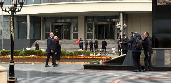 Rəsmilər "Ana harayı" abidəsini ziyarət etdilər - FOTOLAR