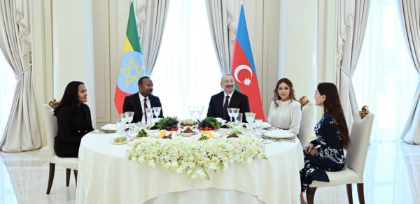 Prezidentlə xanımının adından rəsmi nahar verildi - VİDEO