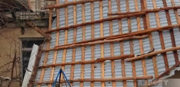 Gəncədə güclü külək uşaq bağçasının dam örtüyünü uçurub