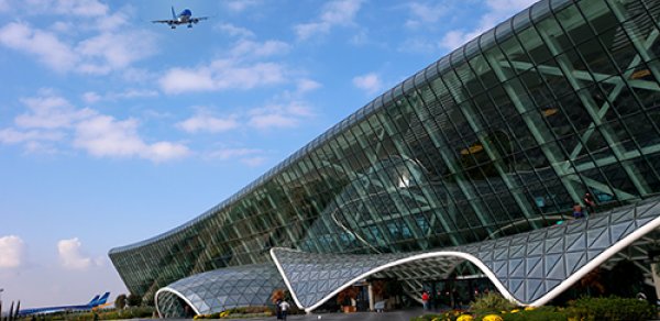 Kazan və Moskvadan Dubaya uçan təyyarələr Bakıya eniş edib