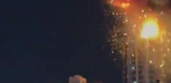 Bəhreyndə göydələnin vurulma anı - Video