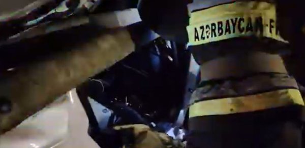 Maşın idarəetmədən çıxıb səddə çırpıldı - Xəsarət alan var - Video