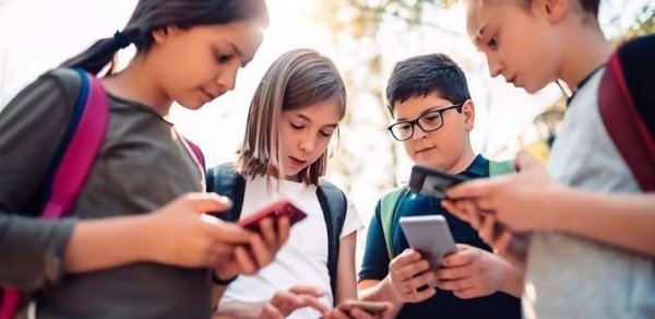 Uşaqların sosial şəbəkələrə girişinə məhdudiyyətlər nə vaxtdan olacaq? - VİDEO