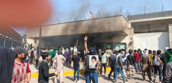 Pakistanlılar ABŞ konsulluğunu yandırdılar - VİDEO