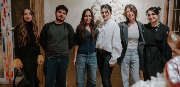 Prezidentin qızı və gəlini sərgidə - FOTOLAR