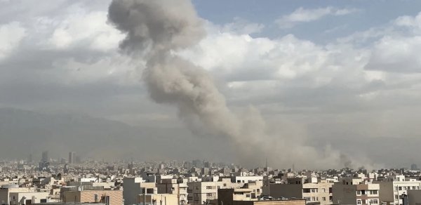 İranın İsrailə raket hücumu nəticəsində beş nəfər ölüb, onlarla insan yaralanıb