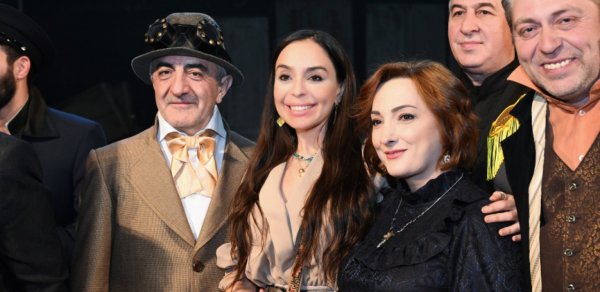 Leyla Əliyeva “Neft bumu hamıya gülümsəyir” tamaşasının nümayişində - FOTOLAR