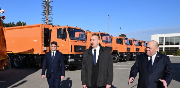 İlham Əliyev Bakıda məişət tullantıları daşıyan texnikalarla tanış oldu