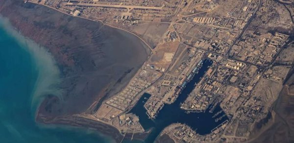 Hörmüz boğazında neft axını dayanır: 700-dən çox tanker gözləmədə