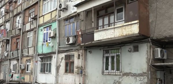 Sumqayıtda "ölüm növbəsi" gözləyən bina: "Dedilər ki, mümkün deyil, dağılacaq" - VİDEO