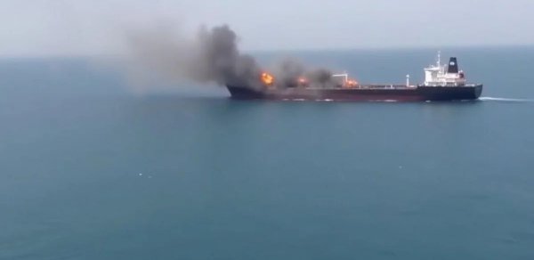 Hörmüz boğazında tanker yanır