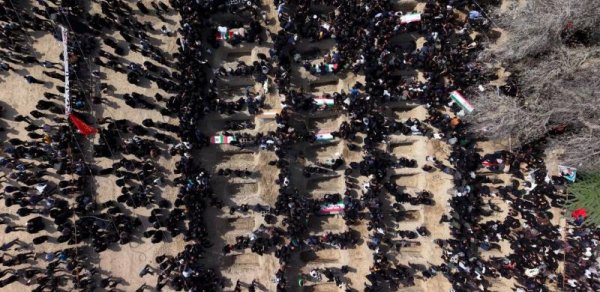 İranda məktəb hücumunun 165 qurbanı torpağa tapşırıldı - FOTOLAR