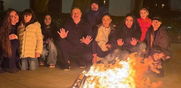 Prezident ailəsi ilə tonqal ətrafında - Foto