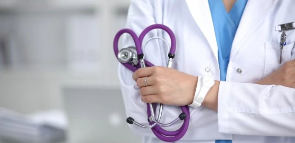 Müayinə üçün getdiyi klinikada həkimin pullarını oğurladı - Tutuldu