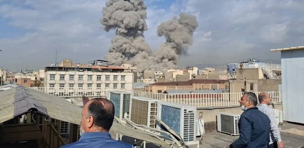 İsrail İranın Tehrandakı hərbi kompleksinə genişmiqyaslı zərbə endirib