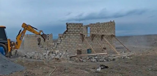 Gəncədə qanunsuz tikililər sökülüb - VİDEO