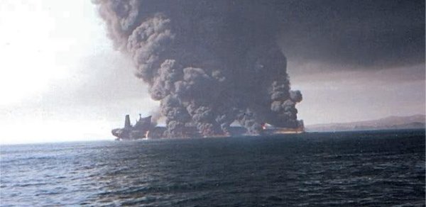 SEPAH Hörmüz boğazında tankeri dronla vurub