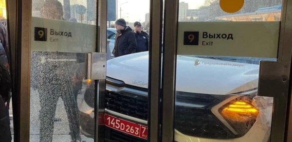 Azərbaycan səfirliyinin avtomobili Moskvada metronun girişinə çırpılıb - FOTO