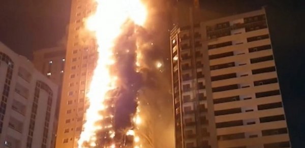 Küveytdəki Sosial Təminat Qülləsi zərbədən sonra alovlanıb Digər ölkələr