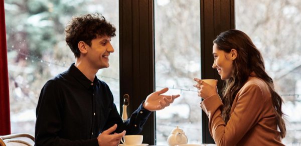 Özünə güvənən qadınlar kişilərlə söhbətdə bu 11 ifadədən istifadə edir