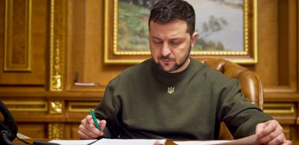 Ukrayna Prezidenti Volodimir Zelenski hərbi xidmətlə bağlı yeni qanun imzalayıb