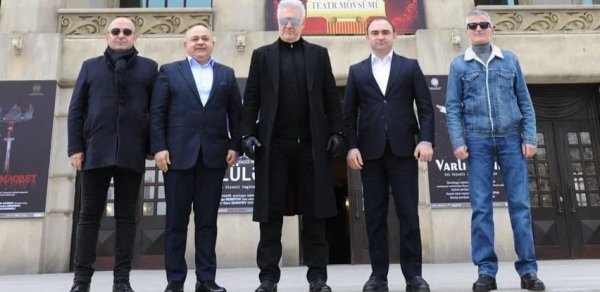 Məşhur aktyor 10 mart -Milli Teatr Günü münasibətilə Bakıya gəlib - FOTOLAR