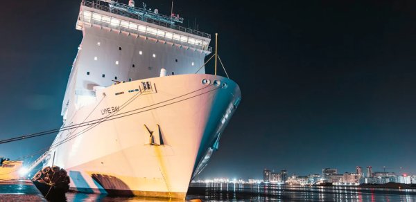 Britaniya Yaxın Şərqə təxliyə üçün gəmi göndərir