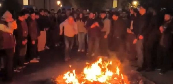 Emin Əmrullayev yallı gedib, tonqaldan tullandı - VİDEO