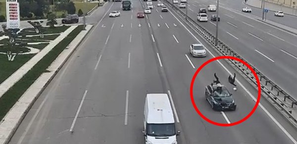 Aeroport yolunda 2 piyadanı maşın vurdu - VİDEO