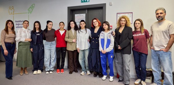 “Qızlara ağ yaraşır” layihəsinin iştirakçıları Azercell-in qonağı oldular