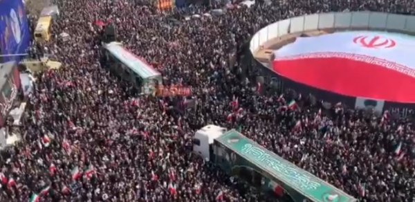 Tehranda hava zərbələri nəticəsində ölən rəsmilərlə vida mərasimi keçirilir