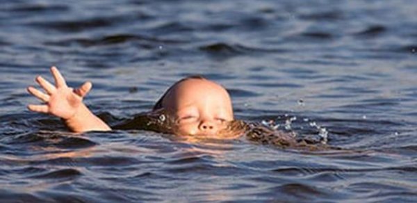 Yevlaxda 2 yaşlı uşaq su kanalında boğularaq ölüb
