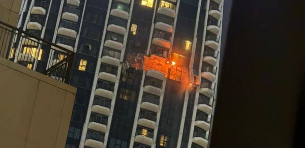 İran dronu Dubayda yaşayış binasına çırpıldı