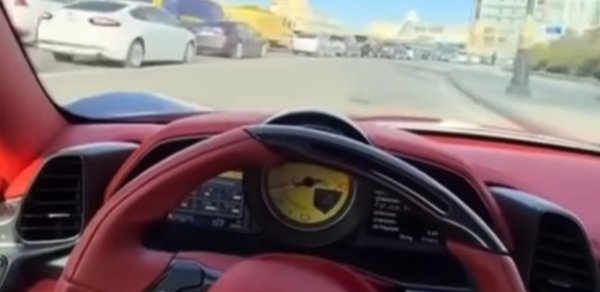 Bakıda “Ferrari” qaydaları belə pozdu - VİDEO