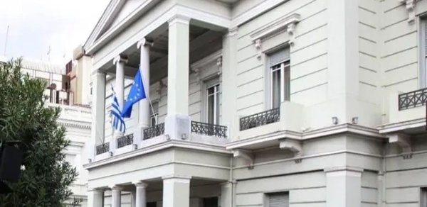 Yunanıstan Tehrandakı səfirliyini Bakıya köçürdüyünü açıqlayıb
