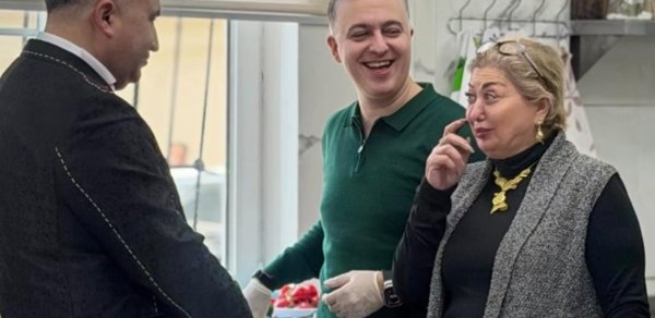 Hüseyn sığınacaqdakı uşaqlara yemək bişirdi - VİDEO