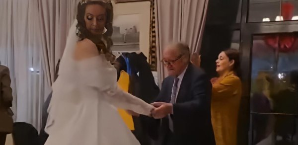 Bakıda maraqlı toy - Bəy 93, gəlin 42 yaşında - VİDEO