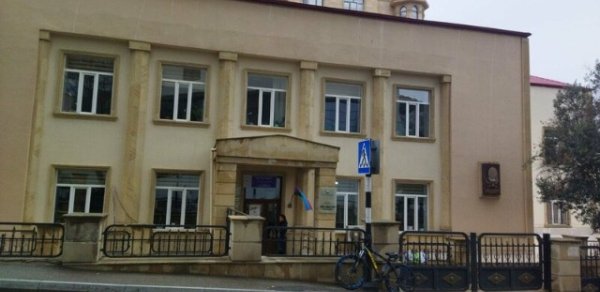 Bakı məktəbində şagirdlər arasında bıçaqlanma - VİDEO