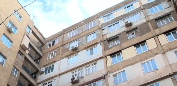 Bakıda 4-cü mərtəbədən yıxılan qadın öldü