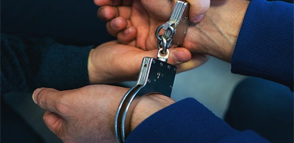 İşlədiyi yerdən 9 min dollarlıq fotoaparat oğurladı - Polis saxladı