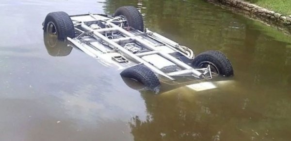 Naxçıvanda avtomobil su kanalına aşıb, bir ailənin dörd üzvü xəsarət alıb