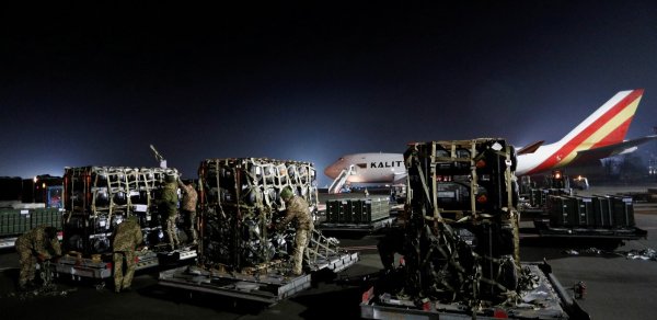 KİV: Yaxın Şərqdəki vəziyyətə görə ABŞ-ın Ukraynaya silah tədarükü gecikir