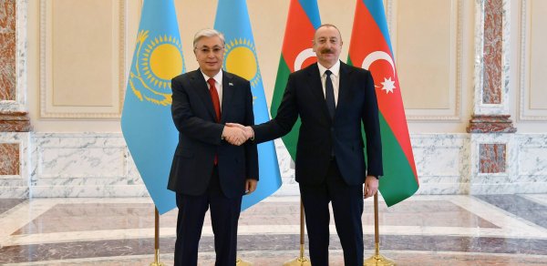 İlham Əliyev Tokayevi təbrik edib